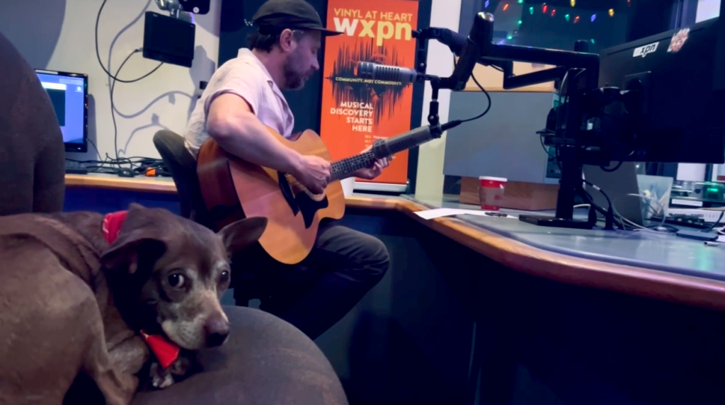Watch Chris Kasper and a doggo appear on the WXPN Folk Show